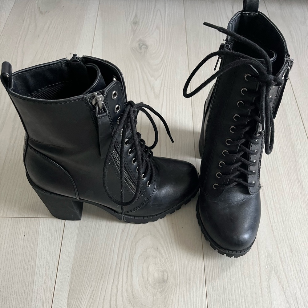 Black Combat boots with chunky heel. Lace up. 6.5